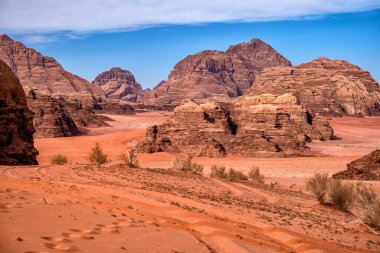 Sıradışı dağ manzarası, Wadi Rum Koruma Alanı, Ürdün.