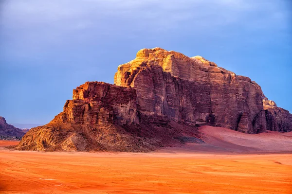 Sıradışı dağ manzarası, Wadi Rum Koruma Alanı, Ürdün.