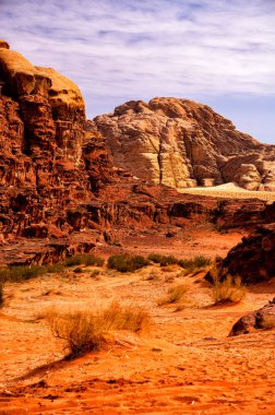 Sıradışı dağ manzarası, Wadi Rum Koruma Alanı, Ürdün.