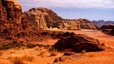 Sıradışı dağ manzarası, Wadi Rum Koruma Alanı, Ürdün.