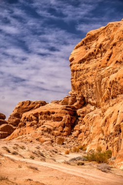 Sıradışı dağ manzarası, Wadi Rum Koruma Alanı, Ürdün.