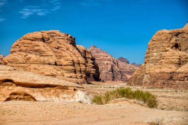 Sıradışı dağ manzarası, Wadi Rum Koruma Alanı, Ürdün.