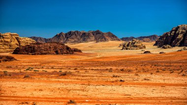 Sıradışı dağ manzarası, Wadi Rum Koruma Alanı, Ürdün.