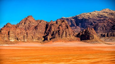 Sıradışı dağ manzarası, Wadi Rum Koruma Alanı, Ürdün.