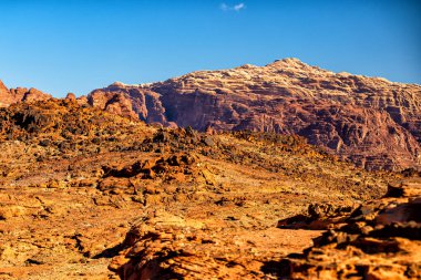 Sıradışı dağ manzarası, Wadi Rum Koruma Alanı, Ürdün.