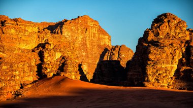 Sıradışı dağ manzarası, Wadi Rum Koruma Alanı, Ürdün.