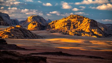 Sıradışı dağ manzarası, Wadi Rum Koruma Alanı, Ürdün.