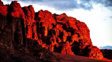 Sıradışı dağ manzarası, Wadi Rum Koruma Alanı, Ürdün.