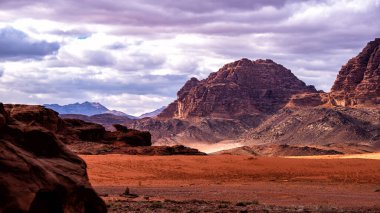 Sıradışı dağ manzarası, Wadi Rum Koruma Alanı, Ürdün.