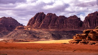 Sıradışı dağ manzarası, Wadi Rum Koruma Alanı, Ürdün.