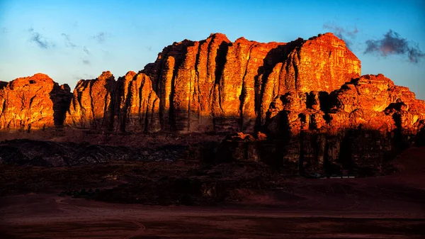 Nadzwyczajny Górski Krajobraz Pustynny Obszar Chroniony Wadi Rum Jordania — Zdjęcie stockowe