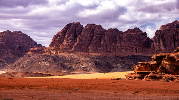 Sıradışı dağ manzarası, Wadi Rum Koruma Alanı, Ürdün.