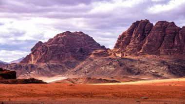 Sıradışı dağ manzarası, Wadi Rum Koruma Alanı, Ürdün.
