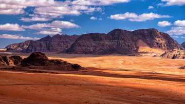 Sıradışı dağ manzarası, Wadi Rum Koruma Alanı, Ürdün.