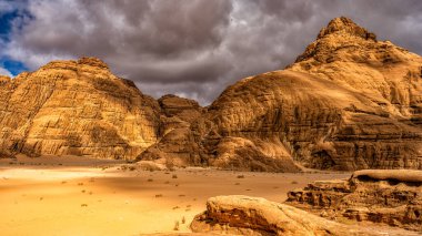 Sıradışı dağ manzarası, Wadi Rum Koruma Alanı, Ürdün.