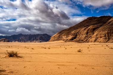 Sıradışı dağ manzarası, Wadi Rum Koruma Alanı, Ürdün.