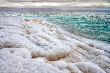 Gün batımında Ölü Deniz 'in tuzlu plajı, Ürdün.