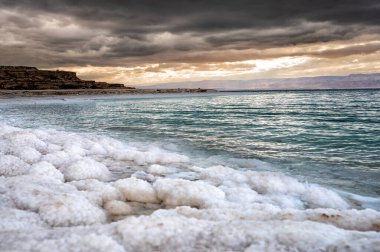 Gün batımında Ölü Deniz 'in tuzlu plajı, Ürdün.