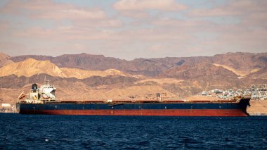 Akabe, Ürdün - 03.14.2022: Ürdün 'ün Akabe limanı yakınlarındaki Rubicon gemisi.