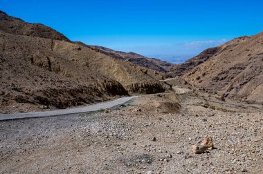 Uçurumun üzerindeki tehlikeli dağ yolu. Wadi Bin Hammad, Moab Platosu, Ürdün.