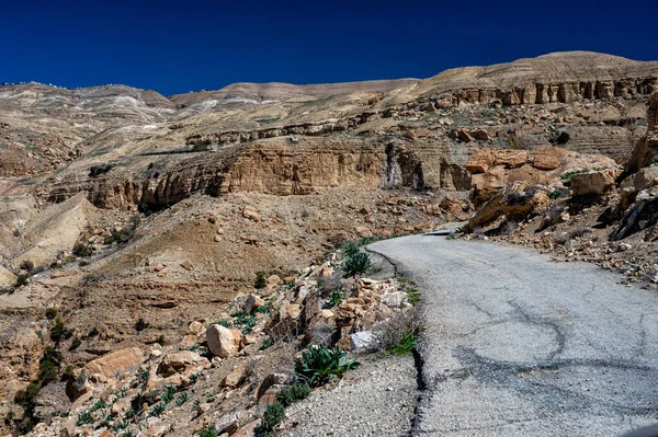 Uçurumun Üzerindeki Tehlikeli Dağ Yolu Wadi Bin Hammad Moab Platosu — Stok fotoğraf