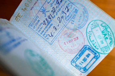 Pasaportunda Umman, BAE ve Vietnam 'dan gelen göçmen sınır damgaları var..