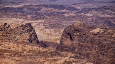 Güzel çöl dağ manzarası, Wadi Musa, Petra, Ürdün.