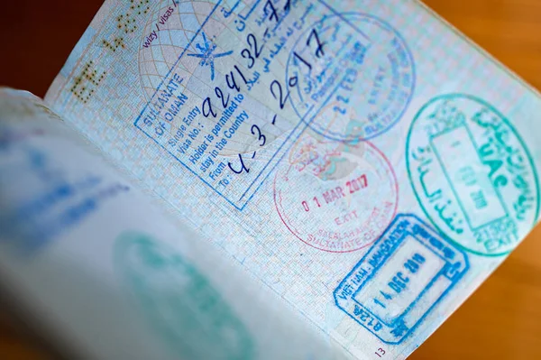 Σφραγίδες Συνόρων Μετανάστευσης Από Ομάν Ηαε Και Βιετνάμ Στο Διαβατήριο — Φωτογραφία Αρχείου