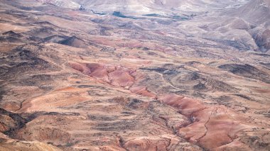 Güzel çöl dağları manzarası. Petra ve Wadi Dana arasındaki Edom Dağları, Ürdün.