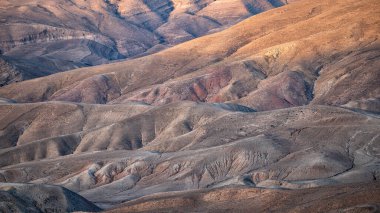 Güzel çöl dağları manzarası. Petra ve Wadi Dana arasındaki Edom Dağları, Ürdün.