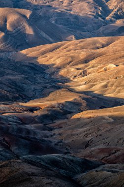 Güzel çöl dağları manzarası. Petra ve Wadi Dana arasındaki Edom Dağları, Ürdün.