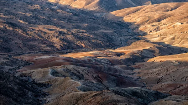 美しい砂漠の山々の風景 ヨルダンペトラとワディ ダナの間のエドムの山 — ストック写真