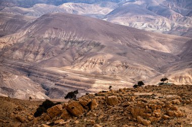 Müthiş çöl dağları manzarası. Wadi Ghuweir, Ürdün.