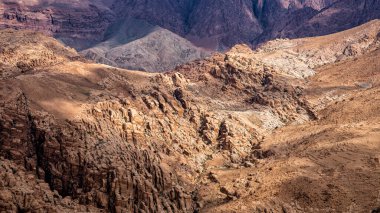 Müthiş çöl dağları manzarası. Wadi Ghuweir, Ürdün.
