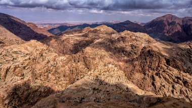 Müthiş çöl dağları manzarası. Wadi Ghuweir, Ürdün.