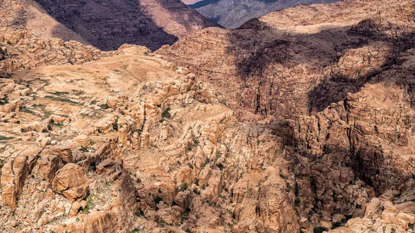 Müthiş çöl dağları manzarası. Wadi Ghuweir, Ürdün.