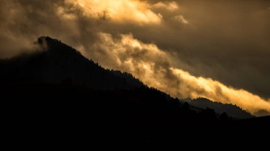 Dağlarda bulutlu hava. Pieniny, Slovakya.