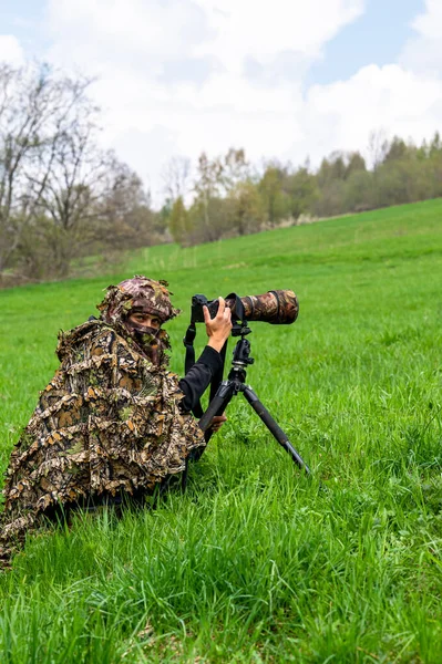 Uma Fotógrafa Feminina Esperando Escondida Por Animal — Fotografia de Stock