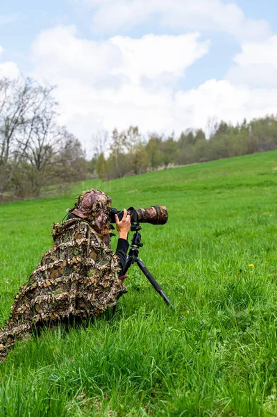 Female Nature Photographer Waiting Hidden Animal — Fotografia de Stock
