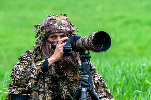 Female Nature Photographer Waiting Hidden Animal — Fotografia de Stock