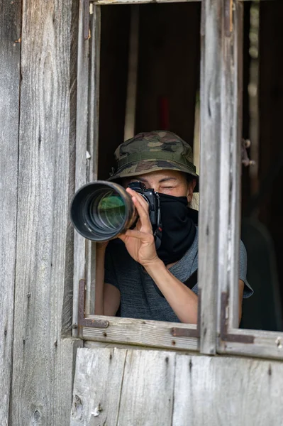 Female Paparazzi Detective Taking Pictures Hide — Stock Photo, Image