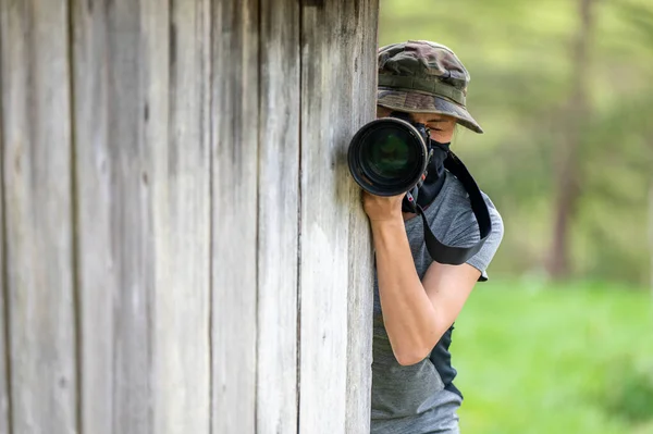 Female Paparazzi Detective Taking Pictures Hide — Fotografia de Stock