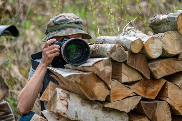 Female Paparazzi Detective Taking Pictures Hide — Fotografia de Stock