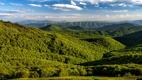 春の山の風景 Bieszzcady山脈 ポーランドとウクライナの国境 — ストック写真