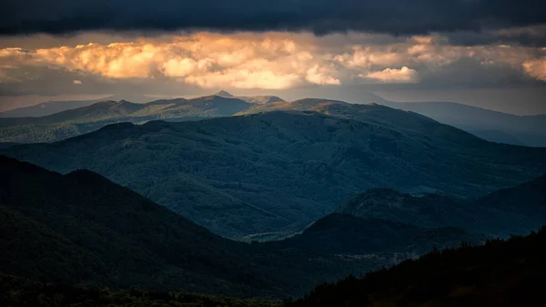 Dramatic Cloudy Sky Mountains Pikui Mountain Range Bieszczady Carpathians Ukraine — Stock Photo, Image