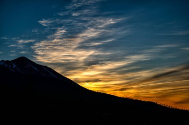 Gün doğumuna karşı dağlarda ağaç siluetleri. Tatra Dağları, Slovakya.