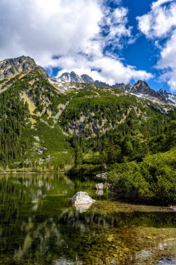 Güzel dağ gölü manzarası. Popradske Pleso, Tatra Ulusal Parkı, Slovakya.