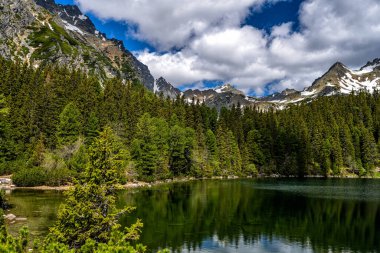 Güzel dağ gölü manzarası. Popradske Pleso, Tatra Ulusal Parkı, Slovakya.