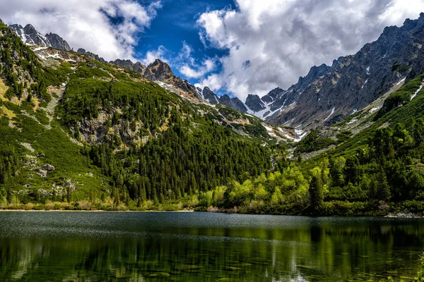 美しい山の湖の風景 Popradske Pleso タトラ国立公園 スロバキア — ストック写真