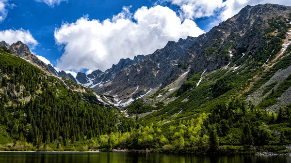 美しい山の湖の風景 Popradske Pleso タトラ国立公園 スロバキア — ストック写真
